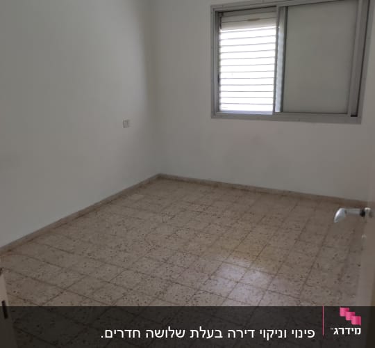 חדר ריק עם מאוורר תקרה ורצפת אריחים